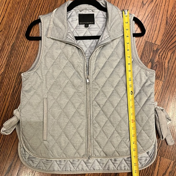 Banana Republic,Gray, Quilted,Women’s Split Vest w/velvet trim. Excellent cond. - Picture 6 of 8